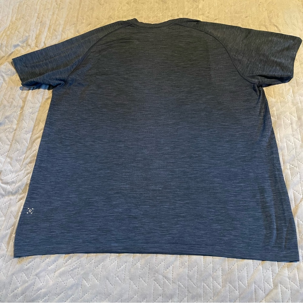 Lululemon metal vent s/s shirt mens size XXL pre-owned condition blue